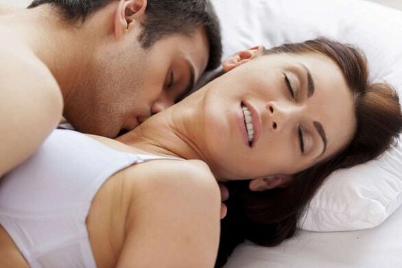 Opgewonden man en vrouw in bed